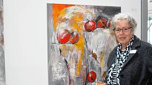 Künstlerin Ingrid Rinker steht vor einem ihrer Gemälde. Foto: Constanze Fleiner