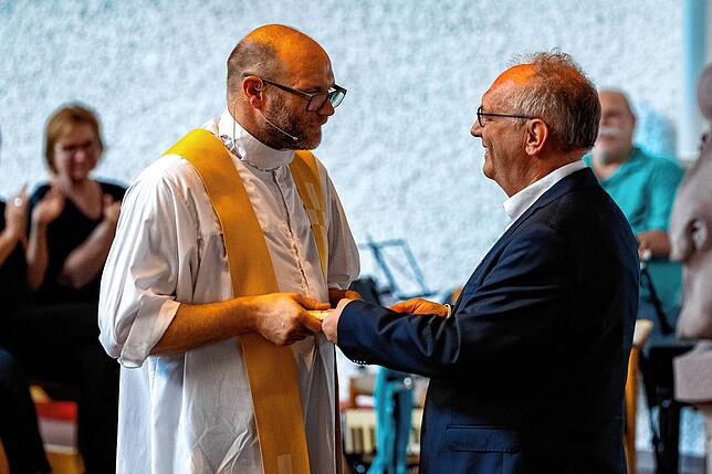 Dekan Josef Fischer verabschiedet Pfarrer Dominik Feigenbutz.