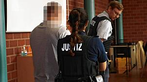 Der genaue Hergang der Auseinandersetzung am 2. Februar, bei dem drei junge Männer mit einem Klappmesser verletzt wurden, wurde vor dem ...