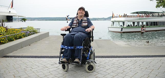 Seit einem schweren Motorradunfall mit 21 Jahren sitzt Lars Höllerer im Rollstuhl. Hier ist er an der Überlinger Promenade unterwegs.