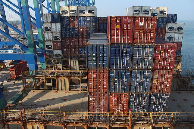 Container überall: Die Schiffe können riesige Mengen an Waren transportieren.