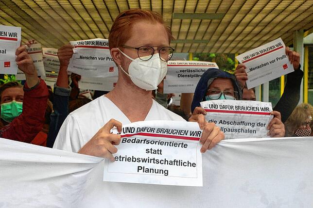 Eine bedarfsorientierte statt betriebswirtschaftliche Planung forderte dieser Mitarbeiter mit seinem Schild.