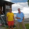 Der technische Leiter Michael Hog (rechts) und der Vorsitzende Heiner Fritze &ndash; hier vor der Wasserrettungswache im Strandbad ...