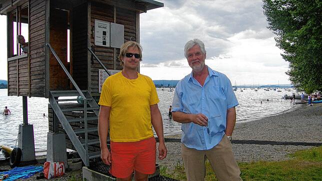 Der technische Leiter Michael Hog (rechts) und der Vorsitzende Heiner Fritze &ndash; hier vor der Wasserrettungswache im Strandbad ...