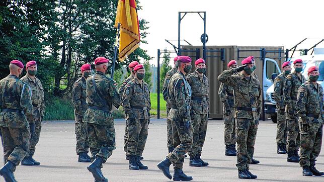 Soldaten unterstützen Pflegeeinrichtungen im Kreis Sigmaringen bei den Corona-Schnelltestungen. Unser Bild zeigt Soldaten bei der ...