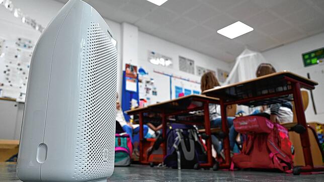 Ein mobiler Luftfilter in einem Klassenzimmer, ob sie wirklich Sinn machen, darüber scheiden sich die Geister.