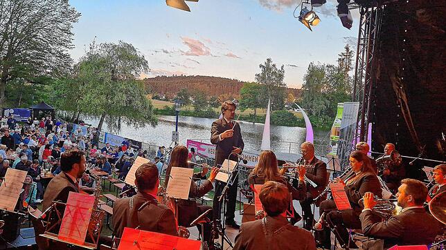 Das Blasorchester Bad Dürrheim setzt beim Auftaktwochenende zur neu ins Leben gerufenen Sommerreihe der Stadt, als Ersatz für die ...
