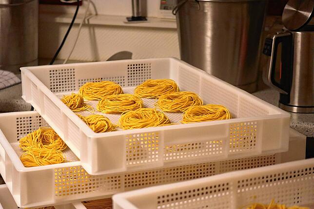 Zahlreiche Paletten mit Spaghetti und anderen Nudelsorten stehen in der Produktionshalle zum Trocknen.