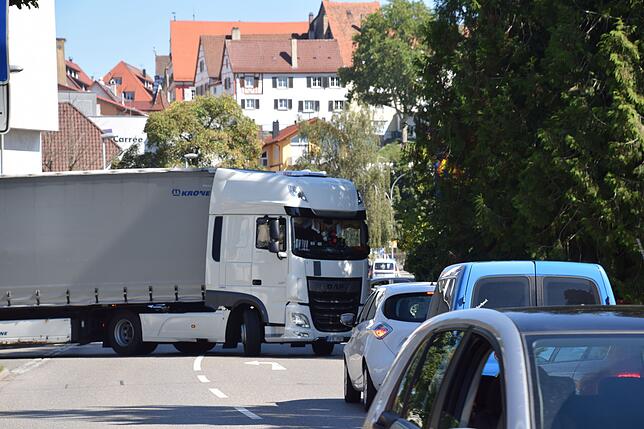 Abbiege-Manöver wie dieses verursachen zusätzlichen Rückstau.
