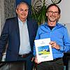 Bei Vorlage des Haushaltsplan dieses Jahres gingen Mönchweilers Bürgermeister Rudolf Fluck (von links) und Rechnungsamtsleiter Gebhard ...