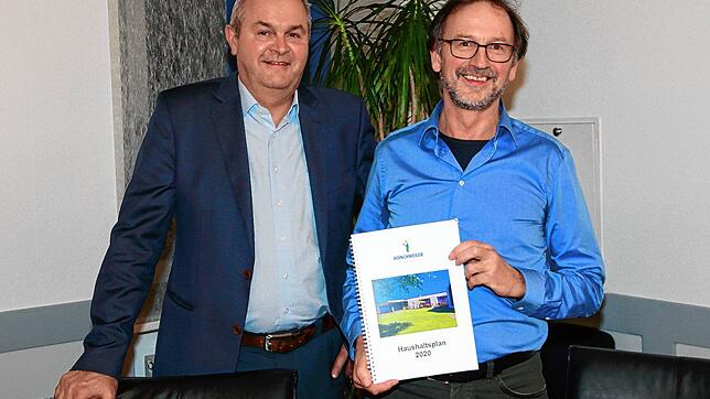 Bei Vorlage des Haushaltsplan dieses Jahres gingen Mönchweilers Bürgermeister Rudolf Fluck (von links) und Rechnungsamtsleiter Gebhard ...