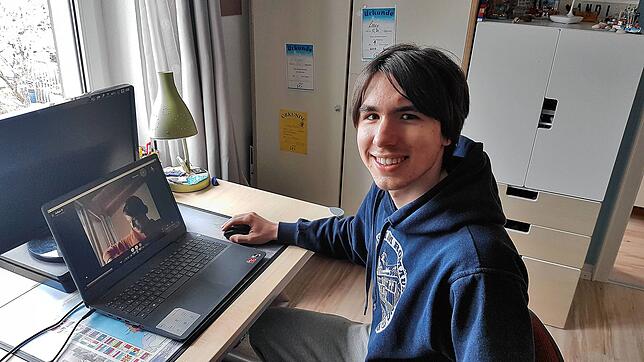 Lenny Münzer aus Villingen macht in diesem Jahr sein Abitur am Romäusgymnasium. Kontakt zu Freunden ist wegen Corona meist nur über ...