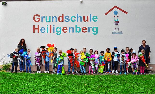 Grundschule Heiligenberg: Die Klassen 1a und 1b mit den Klassenlehrerinnen Alexandra Abt (1a) und Susanne Armbruster (1b).