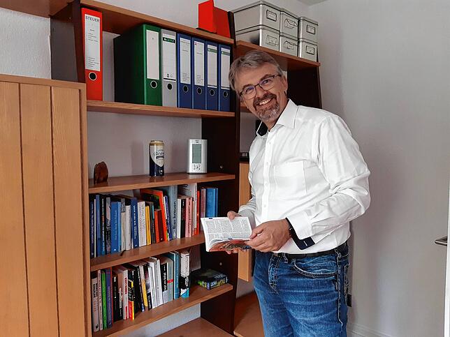 Martin Gruner vor einem seiner Bücherregale in seinem Arbeitszimmer im ersten Stock.