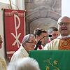 Zum Klosterfest konnte der über 90-jährige Pfarrer i.R. Karl Boll (Mitte) zahlreiche Gläubige begrüßen. Die Vorsitzende Gisela Gilbert ...