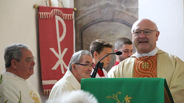 Zum Klosterfest konnte der über 90-jährige Pfarrer i.R. Karl Boll (Mitte) zahlreiche Gläubige begrüßen. Die Vorsitzende Gisela Gilbert ...