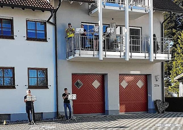 Musik ertönt in Fürstenberg vom Balkon und der Straße bei Familie Mayer: Unten (von links) Heinz Mayer und Max Dietrich, auf dem Balkon ...
