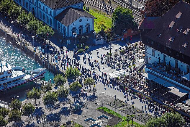 Ein Blick auf Menschenkette und Gegendemo am Samstagnachmittag.