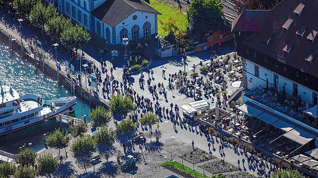 Ein Blick auf Menschenkette und Gegendemo am Samstagnachmittag.