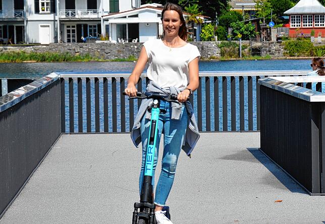 Die 25-jährige Lübecker Studentin Annika Nitsche ist zu Besuch in Lindau und findet die E-Roller praktisch um kürzere Strecken ...