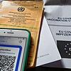 Wer mit einem Impfpass oder -zertifikat nachweisen kann, dass er geimpft ist, muss bei der Einreise in die Schweiz lediglich ein ...