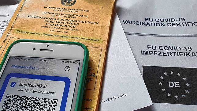 Wer mit einem Impfpass oder -zertifikat nachweisen kann, dass er geimpft ist, muss bei der Einreise in die Schweiz lediglich ein ...