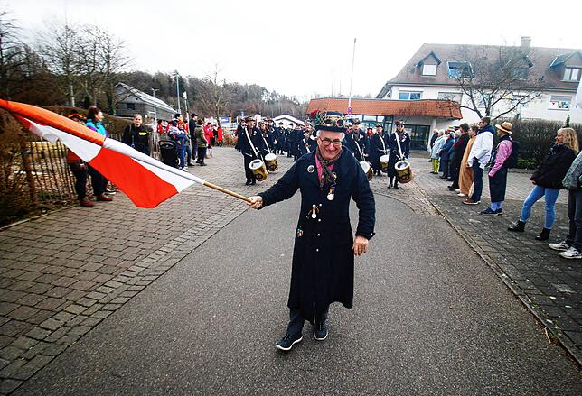 Der ehemalige Bürgermeister Edgar Lamm war als Ehrenfahnenschwinger des Fanfarenzugs Unteruhldingen dabei.
