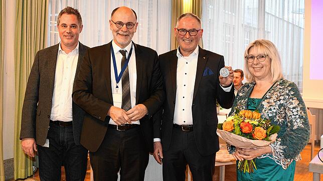 Strahlende Gesichter nach der Verleihung der Bürgermedaille der Stadt Singen an Alfred Gruber (von links): Werkleiter Dominik Paintner, ...