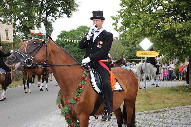 Rittmeister Stefan Jäger vom Reitverein St. Eulogius gibt das Kommando.