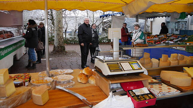 Wallbachs Ortsvorsteher Fred Thelen (Mitte) hatte den kleinen Markt initiiert, um dem Bad Säckinger Ortsteil wieder eine ...