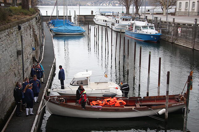 Fünfe Küchlinfahrt der Überlinger Narrenzunft von Überlingen auf die Mainau. Abfahrt im Mantelhafen