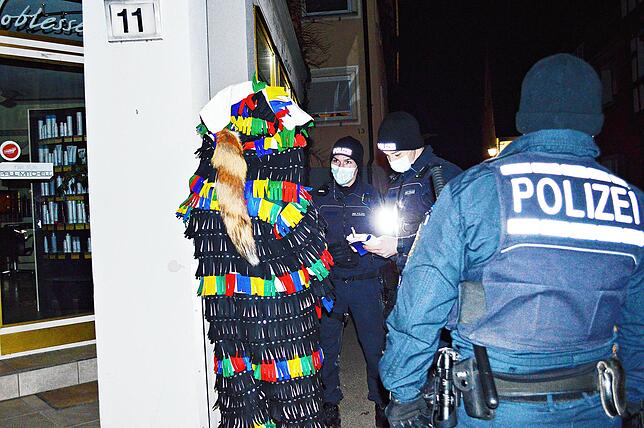Zeigt sich nach einem Platzverweis uneinsichtig: Ein junger Mann im Hänselehäs wird von der Polizei kontrolliert.