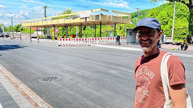 Der Leiter des Gottmadinger Bauamtes, Urban Gramlich, nutzt seine Mittagspause, um sich über den Baufortschritt am Fahrradhaus zu ...