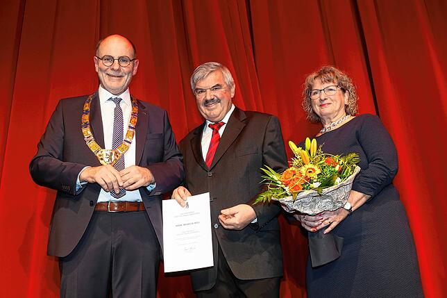Bürgermedaille für einen Engener, der auch ein Stückweit Singener ist (von links): OB Bernd Häusler, der Geehrte Heinrich Holl und seine ...