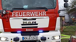 Ein Feuerwehrauto bei einem Einsatz (Symbolbild).