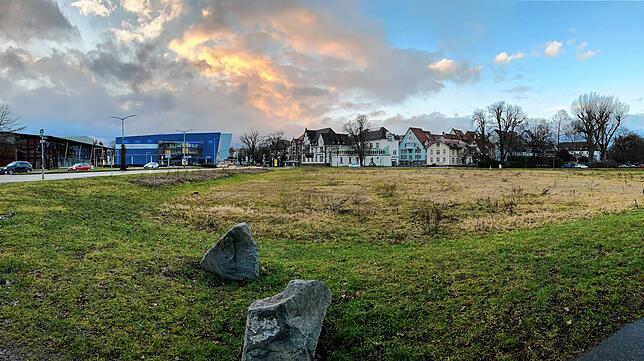 Das Gelände der alten Tonhalle in VS-Villingen liegt bracht. Jenseits der Bertholdstraße links die Neue Tonhalle und das Blueboxx-Kino, ...