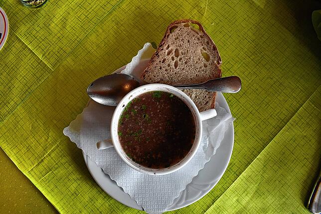 Ein Genuß ist auch immer wieder eine frische Metzelsuppe, früher Wurstsuppe genannt. Sie wird im Gasthaus „Waldesruh“ nach einem alten ...