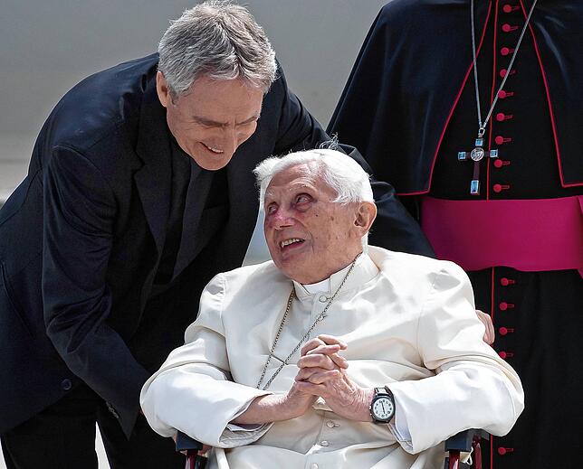 Georg Gänswein (l), Privatsekretär von Benedikt XVI., und der emeritierte Papst Benedikt XVI im Juni 2020.