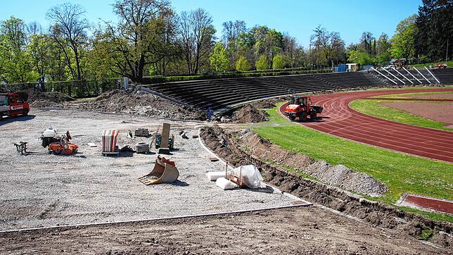 Im Bodensee-Stadion wird im April 2024 eifrig gearbeitet. Die Sanierungsmaßnahmen sollen pünktlich zum Campus-Festival fertiggestellt sein.