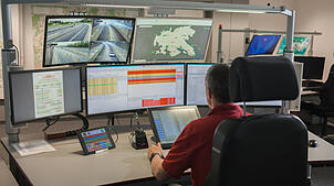 Blick in die Integrierte Leitstelle im DRK-Gebäude in Radolfzell: An zahlreichen Monitoren überwachen Disponenten unter anderem die ...