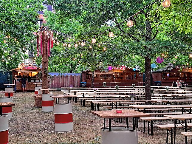 Das Weinfest 2025 startet in Singen mit Regen, weshalb die Bänke zunächst noch so gut wie leer bleiben. Doch der schön geschmückte ...