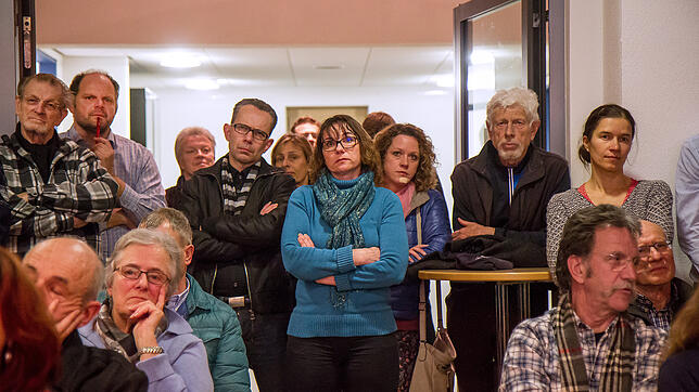 Fast 200 Besucher drängten sich beim Informationsabend der Bürgerinitiative "Nein zur Nordtrasse", einer geplanten Neutrassierung der ...