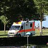 Das Rettungsfahrzeug fährt den 15-Jährigen am Mittwochabend um kurz nach 18 Uhr vom Strandbad Wallhausen in die Konstanzer Klinik.