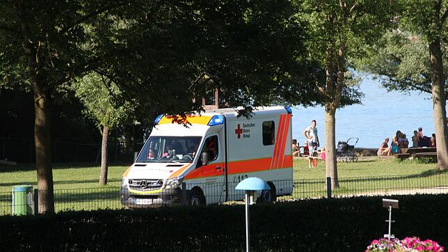 Das Rettungsfahrzeug fährt den 15-Jährigen am Mittwochabend um kurz nach 18 Uhr vom Strandbad Wallhausen in die Konstanzer Klinik.