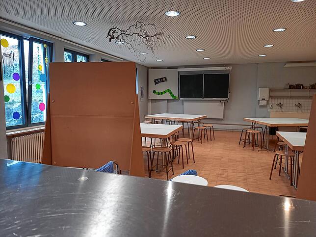 Die Mensa ist ein Provisorium. „Cook and Chill“ wie in anderen Schulen ist nicht möglich, denn das Essen kann hier nicht ...
