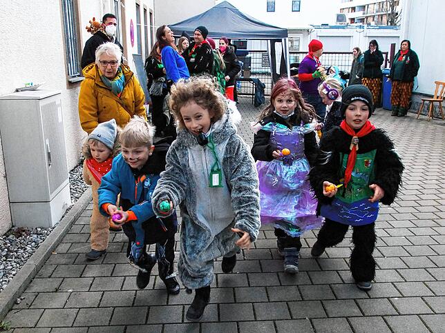 Bild 16: Buntes Treiben beim Mini-Kinderball der Froschenzunft