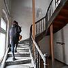 Die alte Treppe steht noch. In der Mitte war früher mal ein schmaler Aufzug.