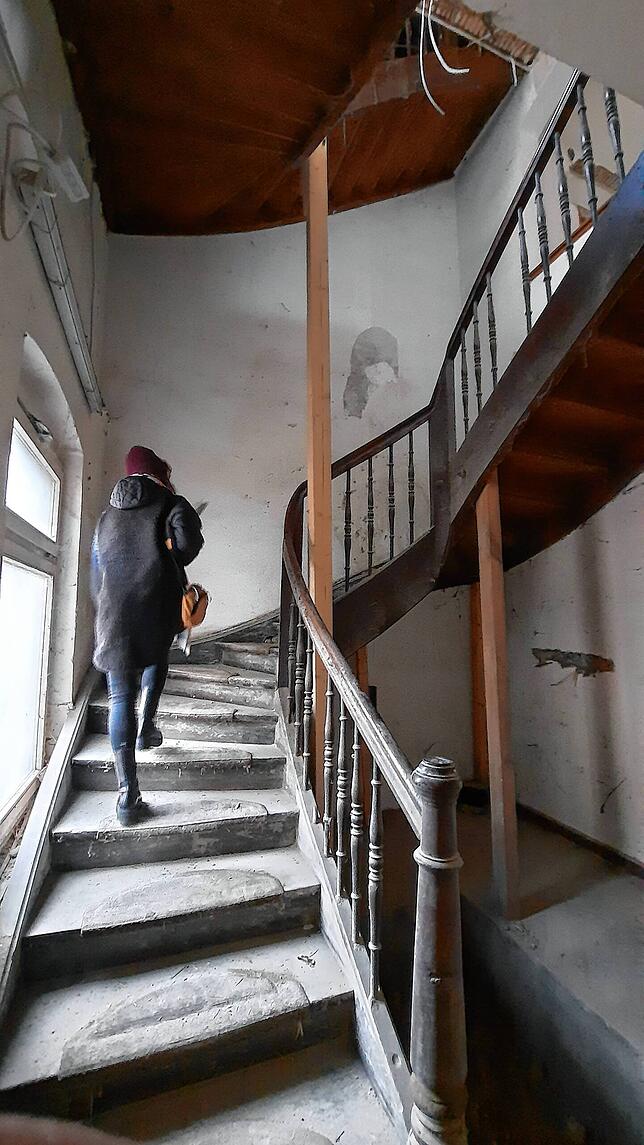 Die alte Treppe steht noch. In der Mitte war früher mal ein schmaler Aufzug.