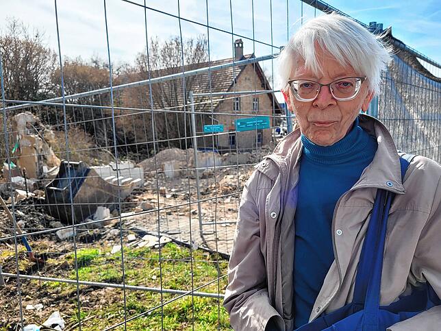 Die damals bei der Explosion achtjährige Charlotte Blank, 73, vor dem abgerissenen ehemaligen Wohngebäude.