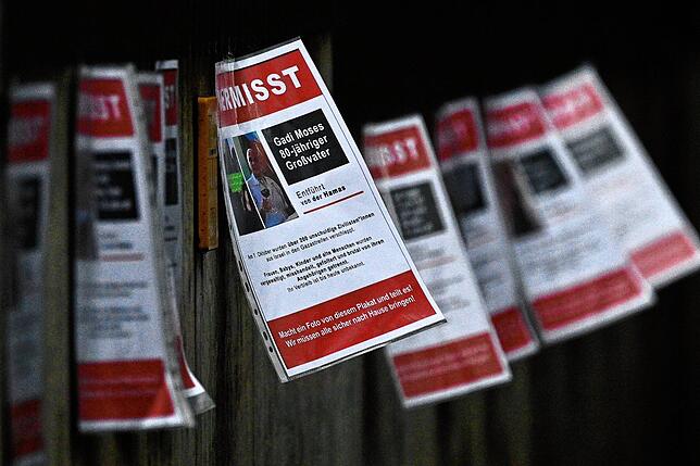 Plakate mit Bildern von verschleppten Geiseln hängen in Berlin – auf ihnen ist auch Gadi Moses zu sehen